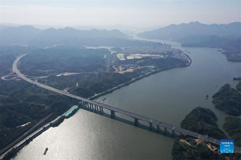 Construção da via expressa Guangzhou-Lianzhou está em andamento