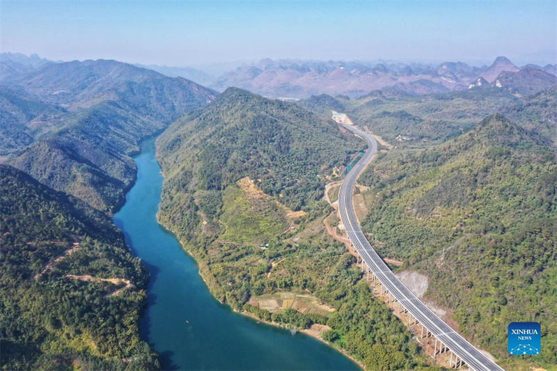 Construção da via expressa Guangzhou-Lianzhou está em andamento