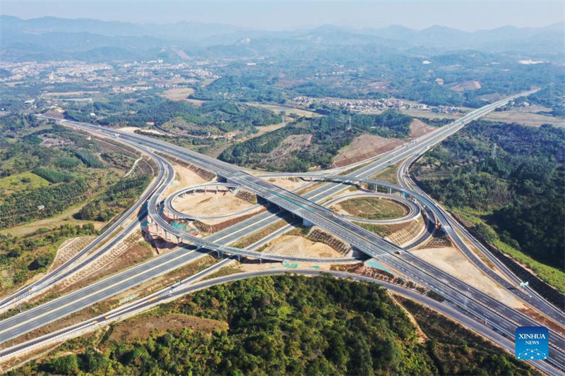 Construção da via expressa Guangzhou-Lianzhou está em andamento