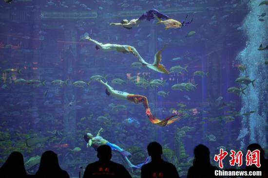 Primeira competição de performace de sereias chinesas começa em Sanya