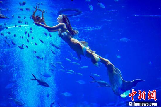 Primeira competição de performace de sereias chinesas começa em Sanya