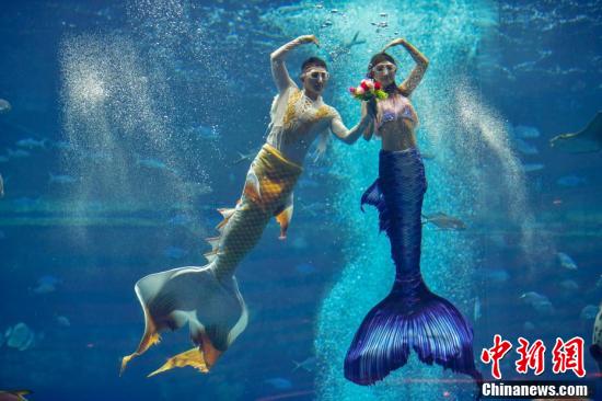 Primeira competição de performace de sereias chinesas começa em Sanya