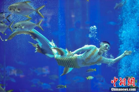 Primeira competição de performace de sereias chinesas começa em Sanya