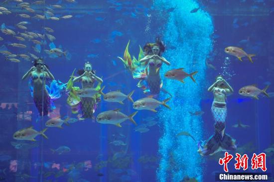 Primeira competição de performace de sereias chinesas começa em Sanya