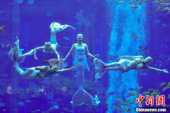 Primeira competição de performace de sereias chinesas começa em Sanya