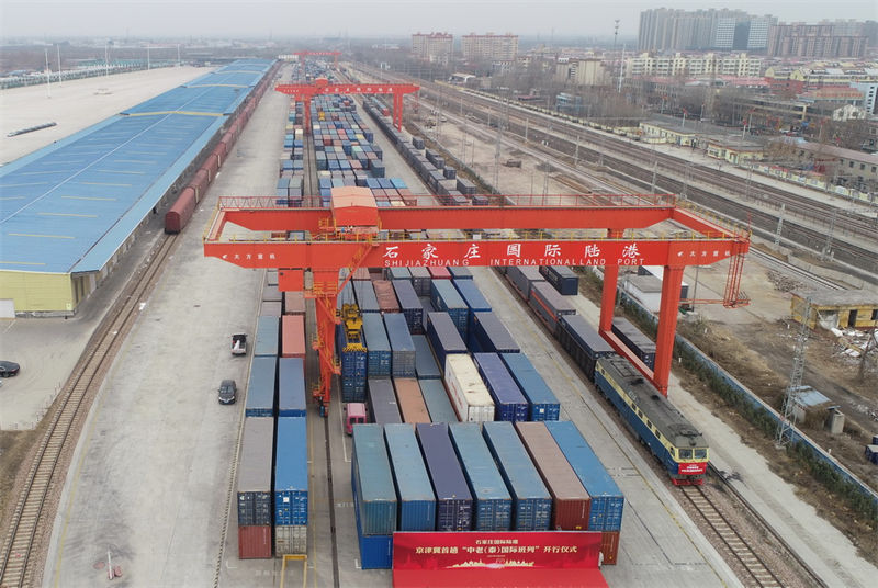 Primeiro trem Internacional da ferrovia China-Laos (Tailândia) na região Beijing-Tianjin-Hebei parte de Shijiazhuang