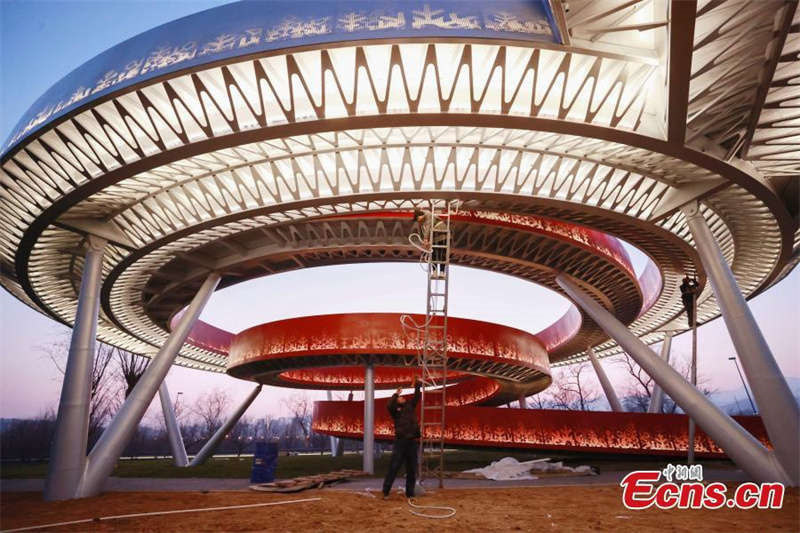 Anel dos Jogos Olímpicos de Inverno foi iluminado em Beijing