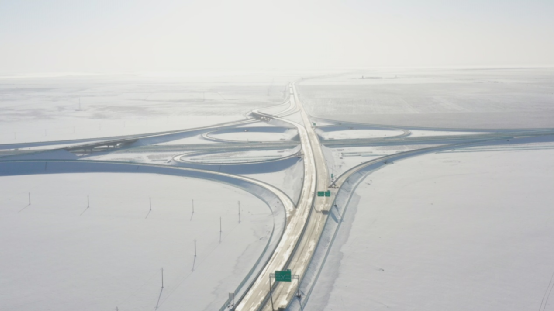 Primeira rodovia no deserto de Xinjiang é aberta ao tráfego