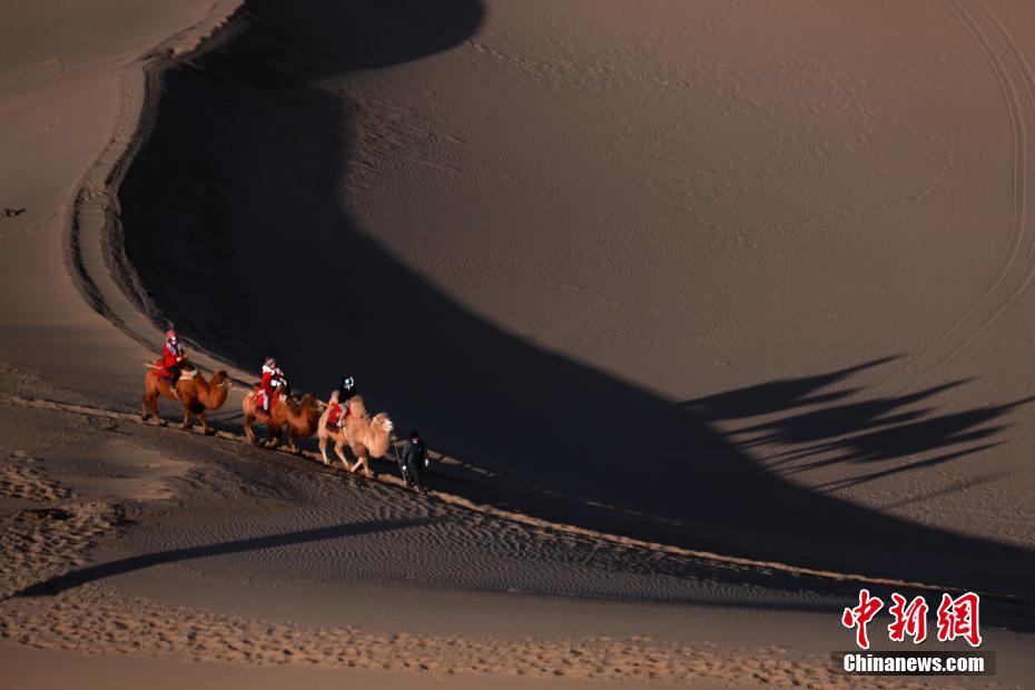 Gansu: variação de luz e de sombra no “mar de areia” em Dunhuang   