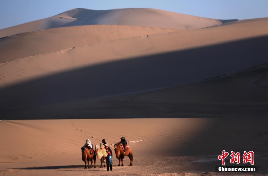 Gansu: variação de luz e de sombra no “mar de areia” em Dunhuang   