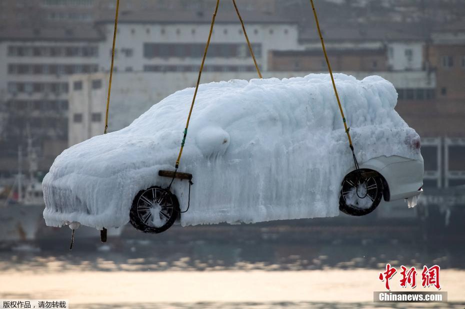 Navio cargueiro russo é afetado por condições climáticas extremas