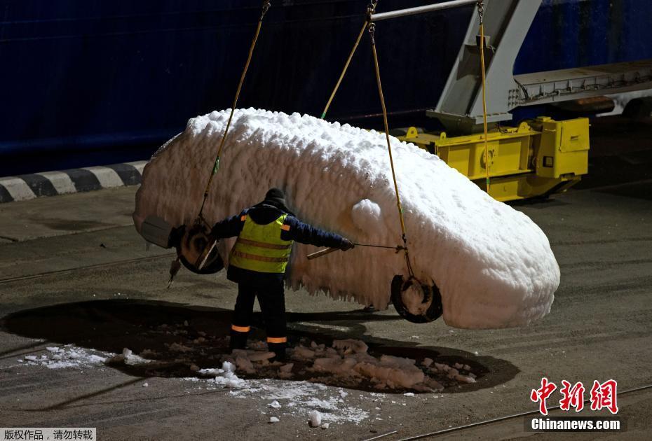 Navio cargueiro russo é afetado por condições climáticas extremas