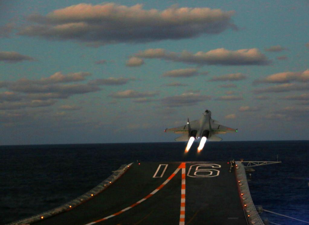 Formação chinesa com porta-aviões conclui treinamento de combate em mar aberto
