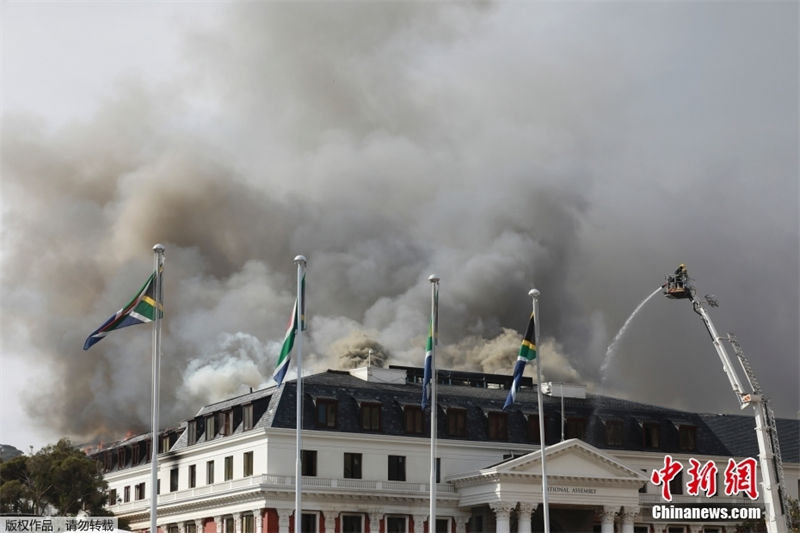 Pessoa é presa por incêndio no parlamento da África do Sul, diz ministro