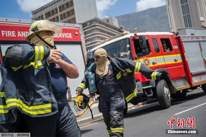 Pessoa é presa por incêndio no parlamento da África do Sul, diz ministro