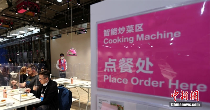 Beijing 2022: robôs oferecem serviços inteligentes em restaurante do centro de mídia