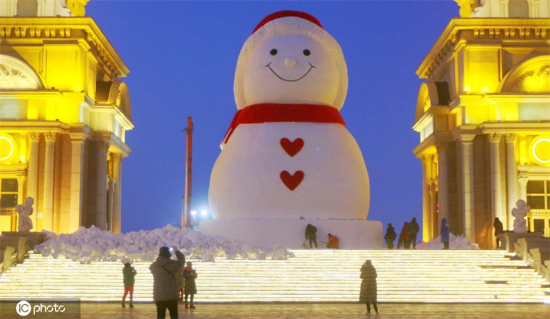 Boneco de neve gigante é construído no nordeste da China