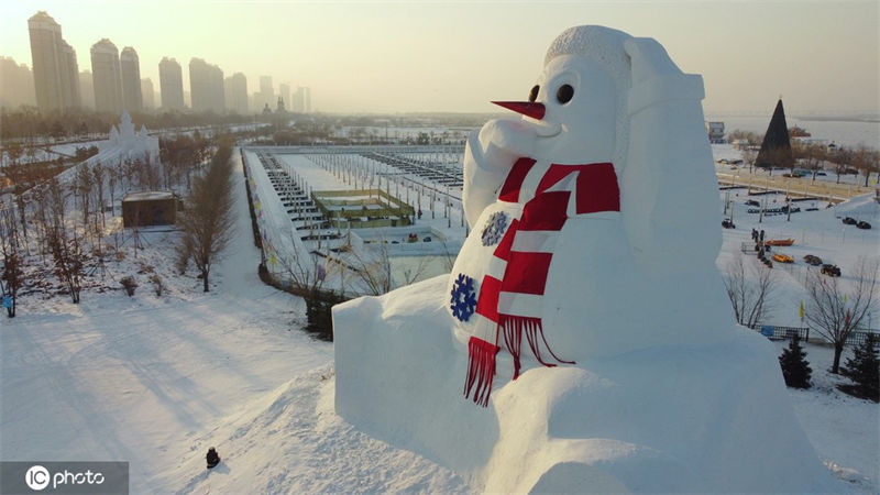 Boneco de neve gigante é construído no nordeste da China