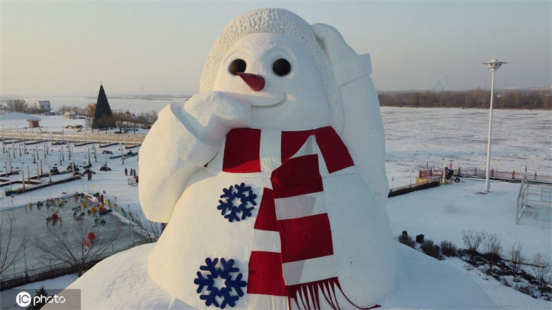 Boneco de neve gigante é construído no nordeste da China