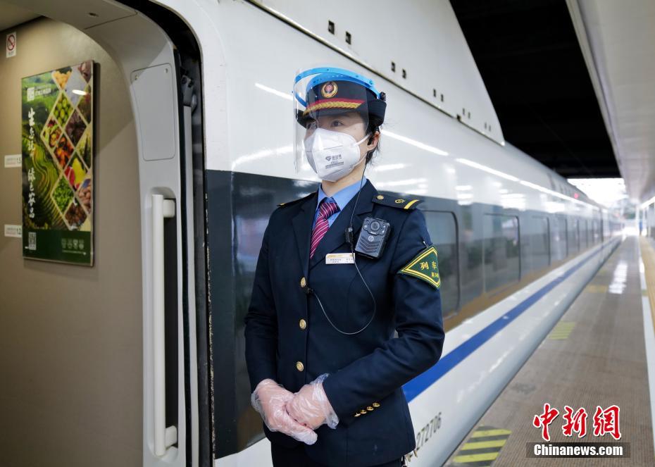 Histórica estação de Shenzhen inaugura trem de alta velocidade