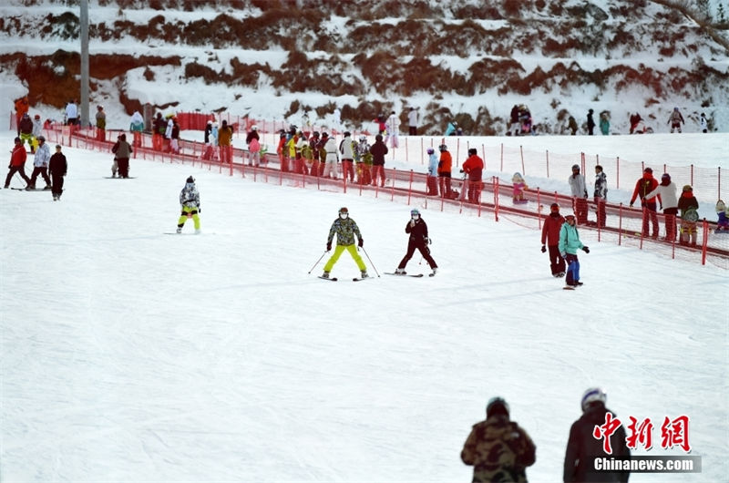 Turismo de gelo e neve de Zhangjiakou atrai muitos turistas 