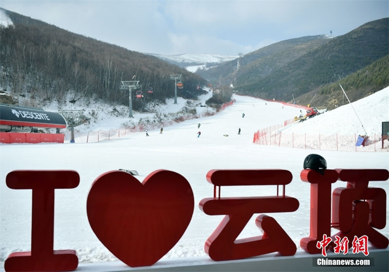 Turismo de gelo e neve de Zhangjiakou atrai muitos turistas 