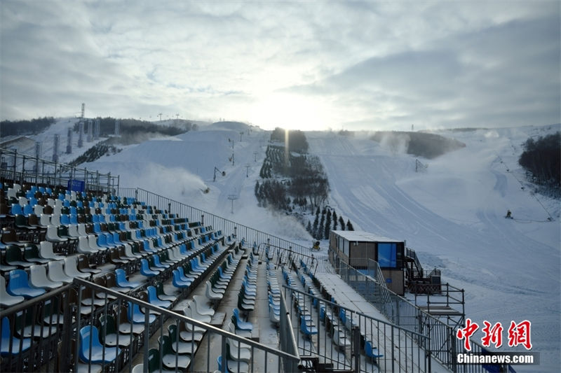 Turismo de gelo e neve de Zhangjiakou atrai muitos turistas 