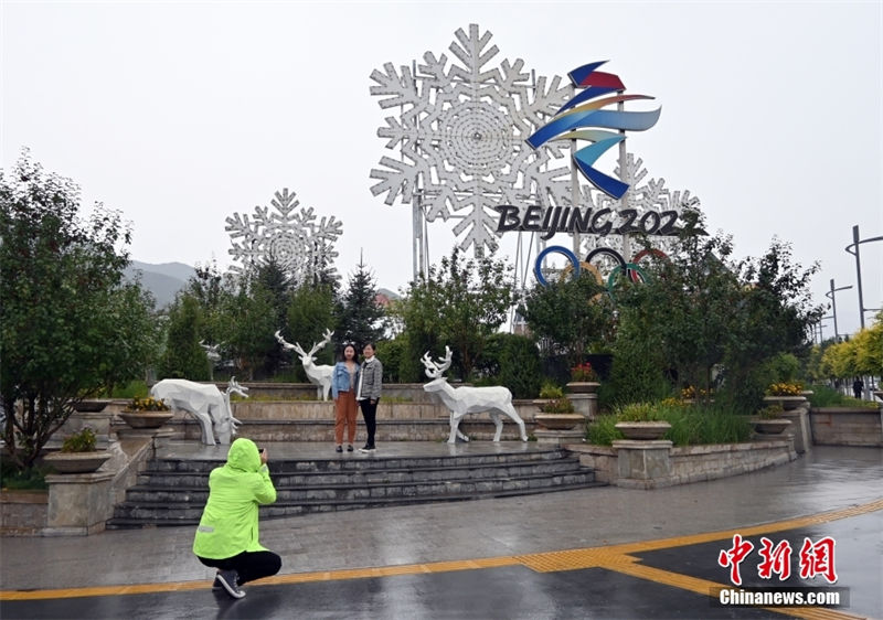 Turismo de gelo e neve de Zhangjiakou atrai muitos turistas 