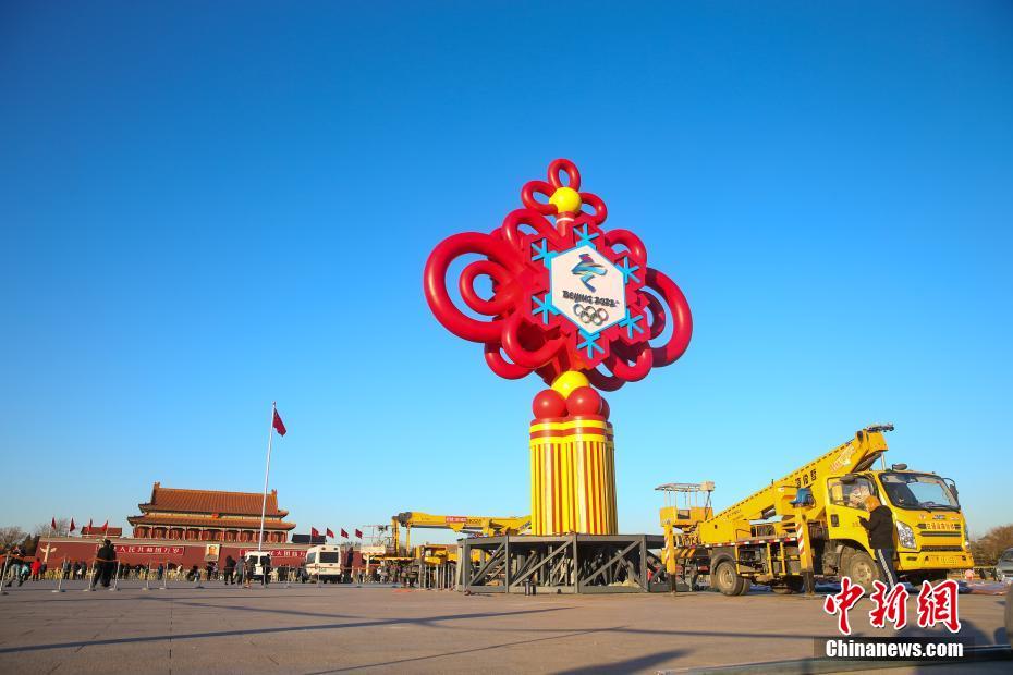 Canteiro de flores temático dos Jogos Olímpicos de Inverno é instalado na Praça Tiananmen  