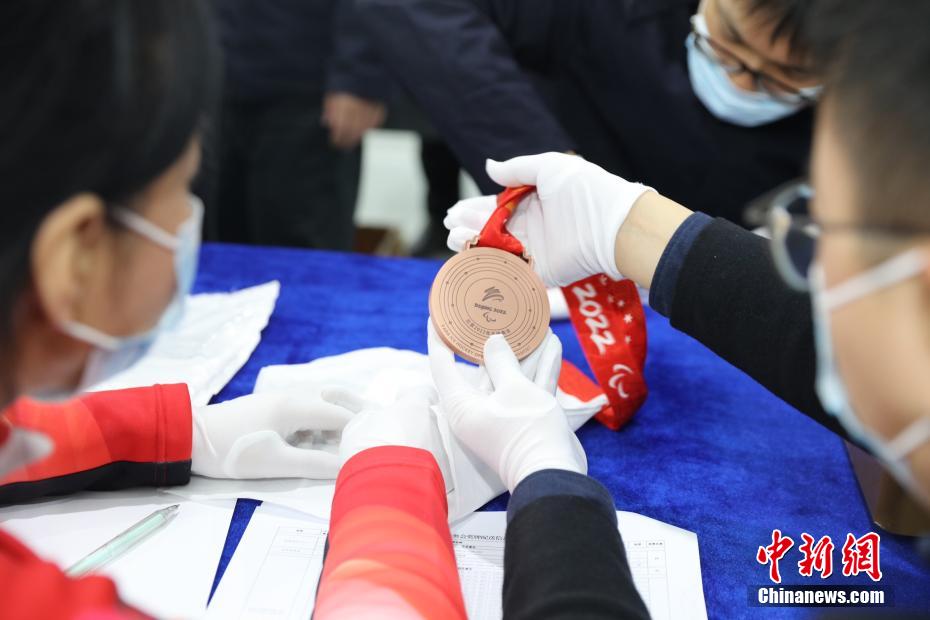 Fabrico das medalhas dos Jogos Olímpicos de Inverno de Beijing requer 18 processos