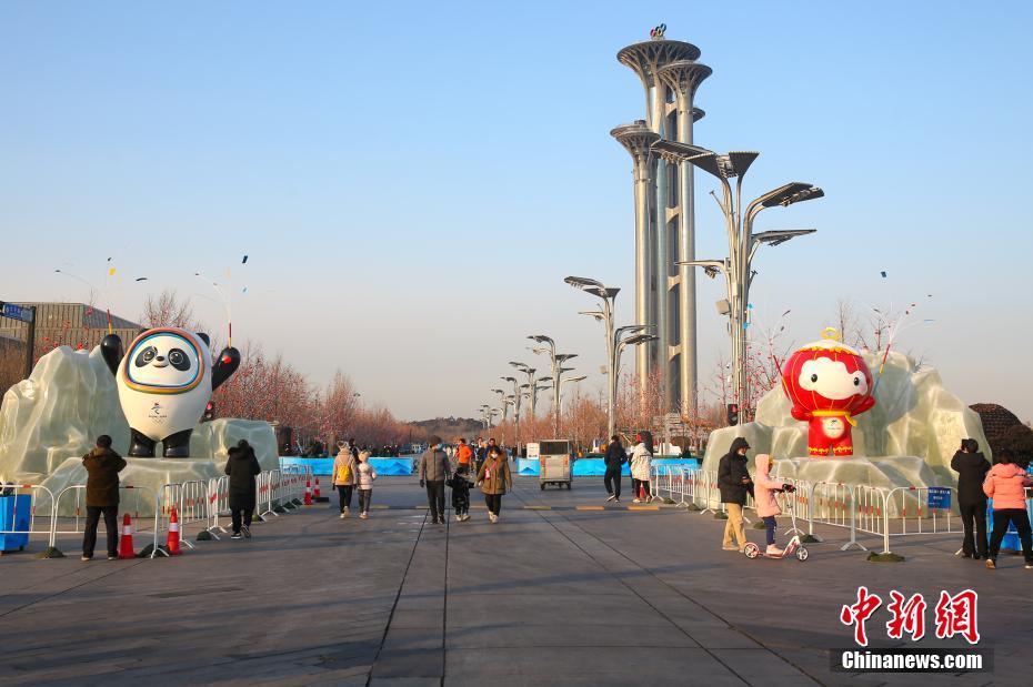 Mascotes de Beijing 2022 instaladas nas ruas de Beijing atraem visitantes