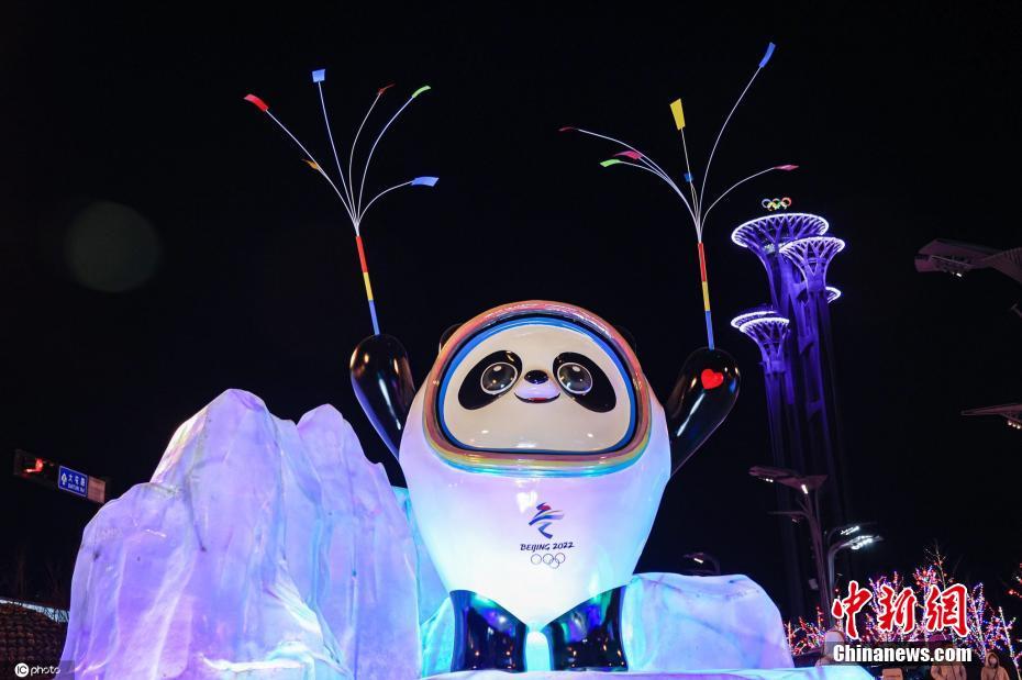 Mascotes de Beijing 2022 instaladas nas ruas de Beijing atraem visitantes