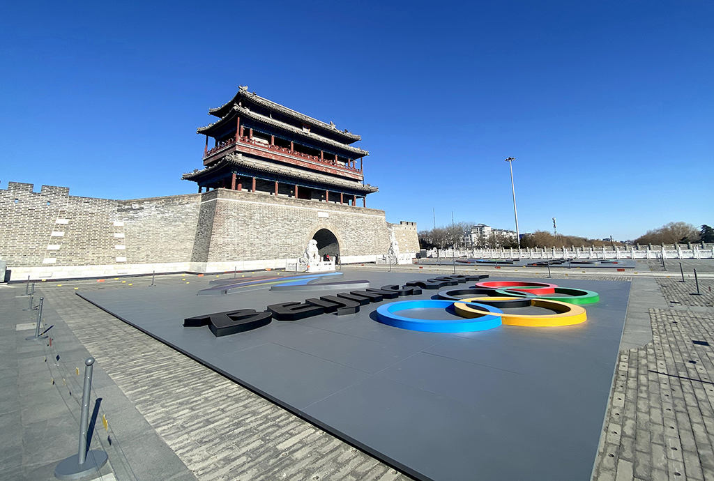 Emblemas dos Jogos Olímpicos e Paralímpicos de Inverno de Beijing são apresentados na Praça Yongdingmen