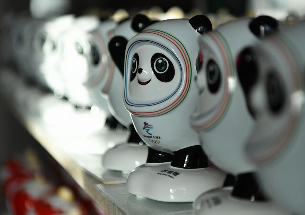 Fujian: fábrica de porcelana produz mascotes olímpicas de Beijing 2022