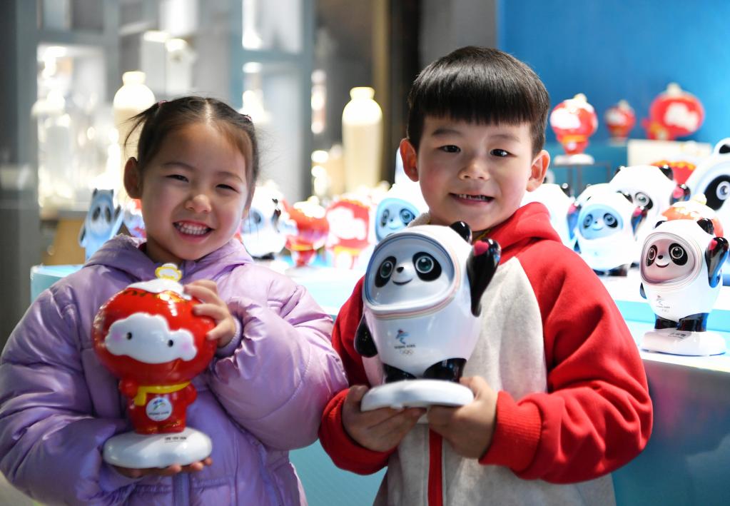 Fujian: fábrica de porcelana produz mascotes olímpicas de Beijing 2022