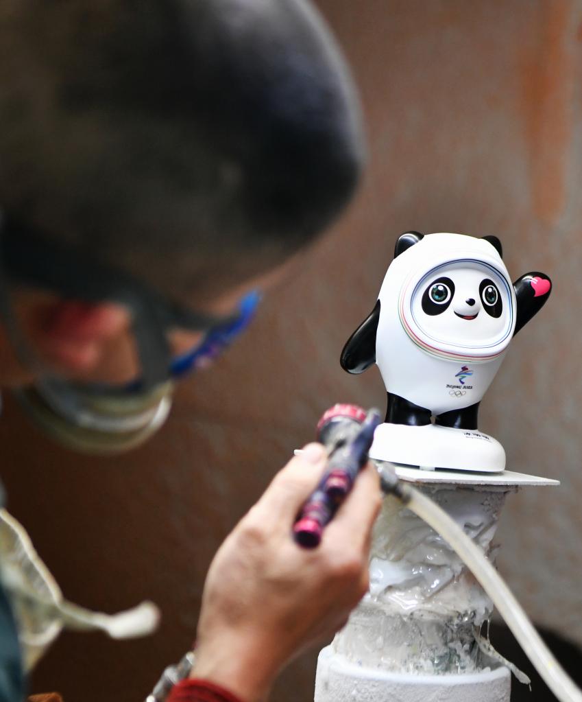 Fujian: fábrica de porcelana produz mascotes olímpicas de Beijing 2022