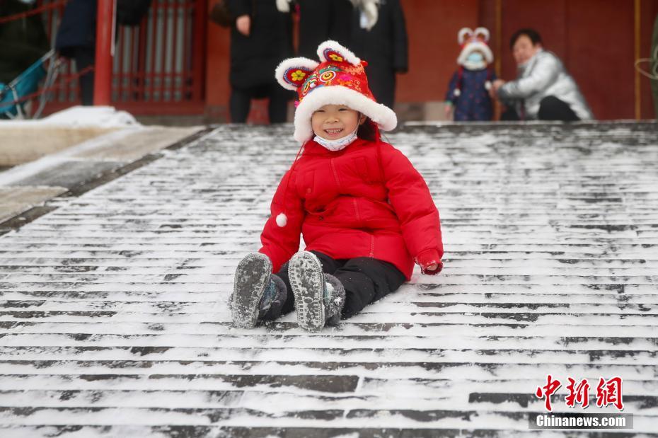 Cidadãos visitam Cidade Proibida na neve