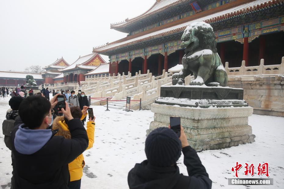 Cidadãos visitam Cidade Proibida na neve