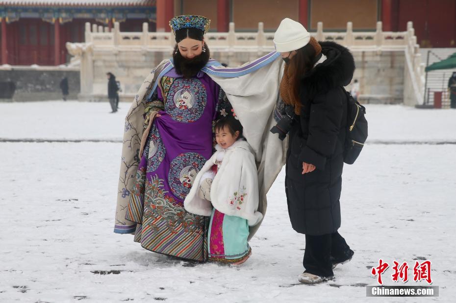 Cidadãos visitam Cidade Proibida na neve