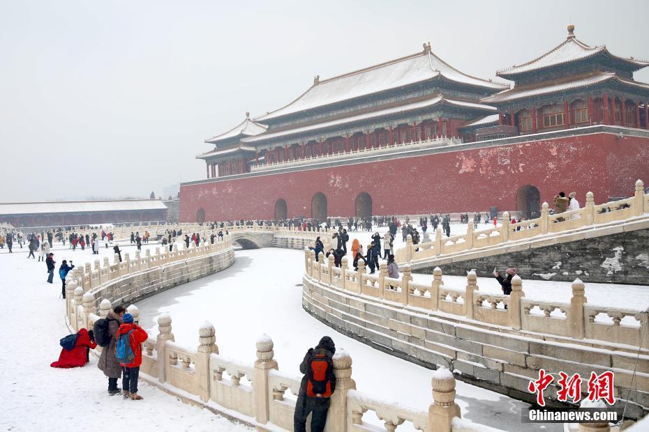 Cidadãos visitam Cidade Proibida na neve