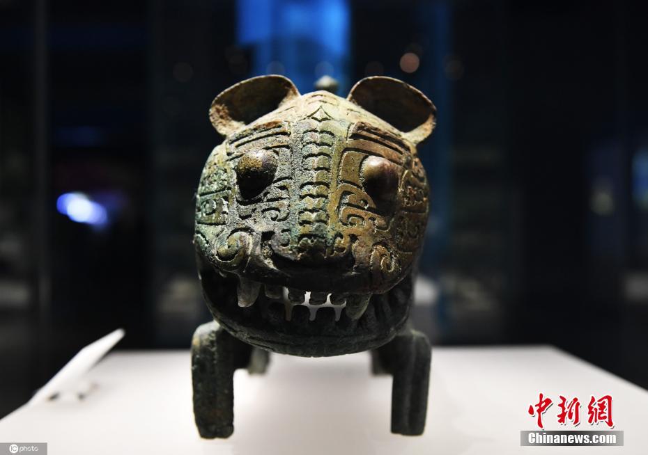 Galeria: escultura de tigre de bronze com duas caudas da dinastia Shang exibida no Museu Provincial de Jiangxi