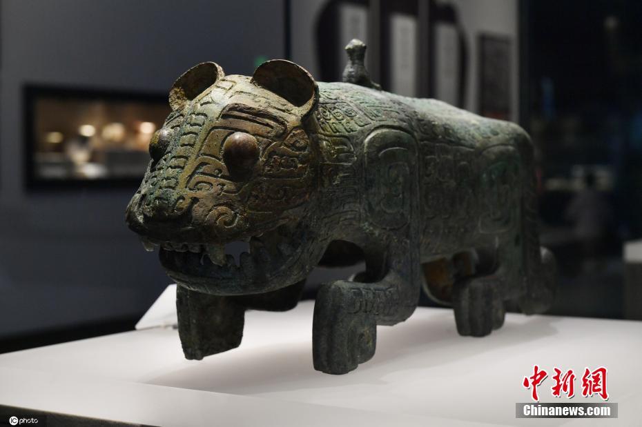 Galeria: escultura de tigre de bronze com duas caudas da dinastia Shang exibida no Museu Provincial de Jiangxi