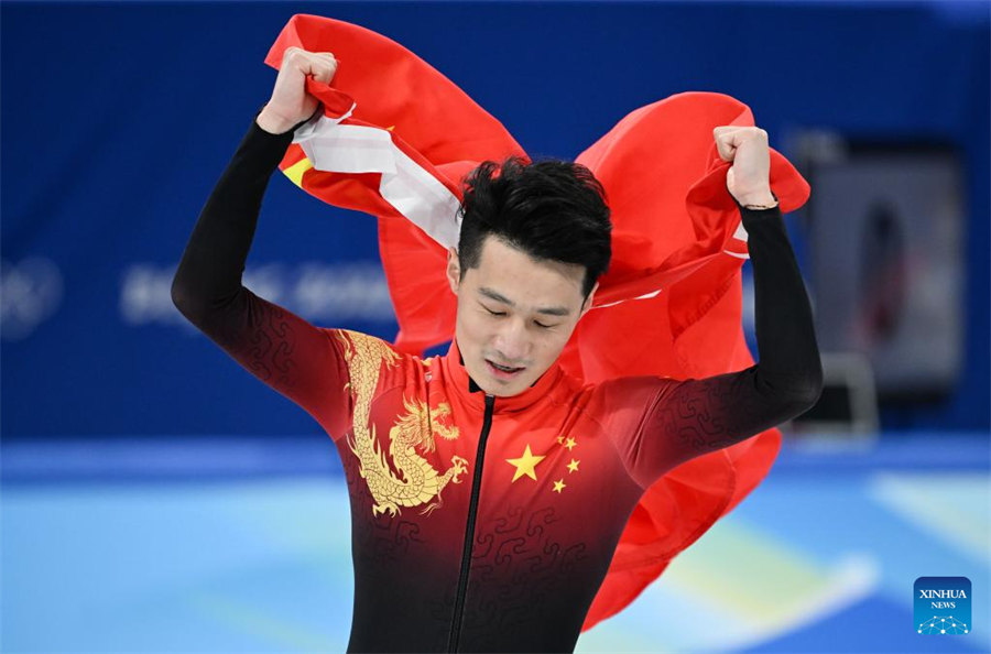 Beijing 2022: patinador chinês Ren Ziwei ganha ouro na patinação de velocidade de pista curta de 1000m masculino