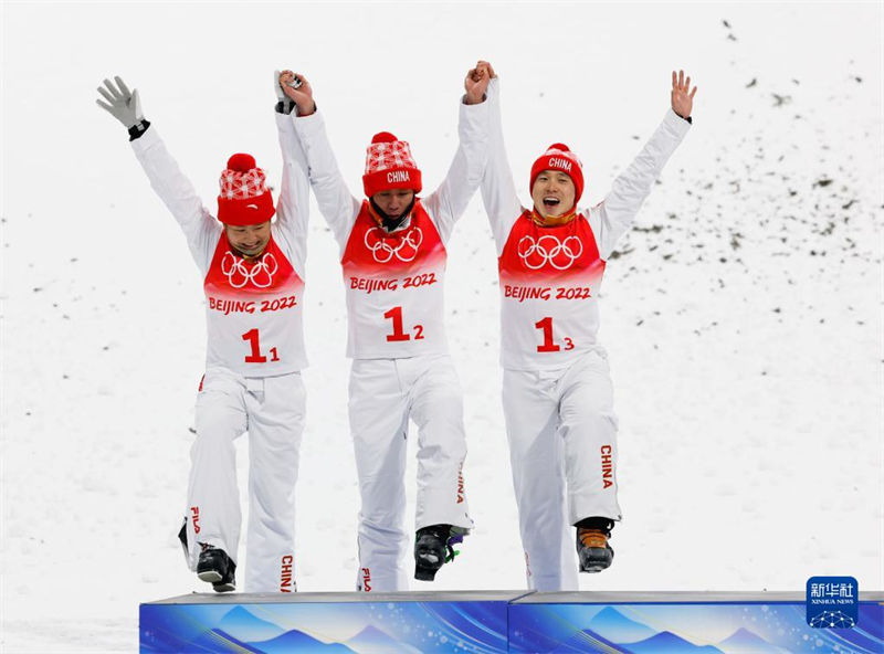 Beijing 2022: China leva medalha de prata na final de equipe mista do aerials de esqui estilo livre