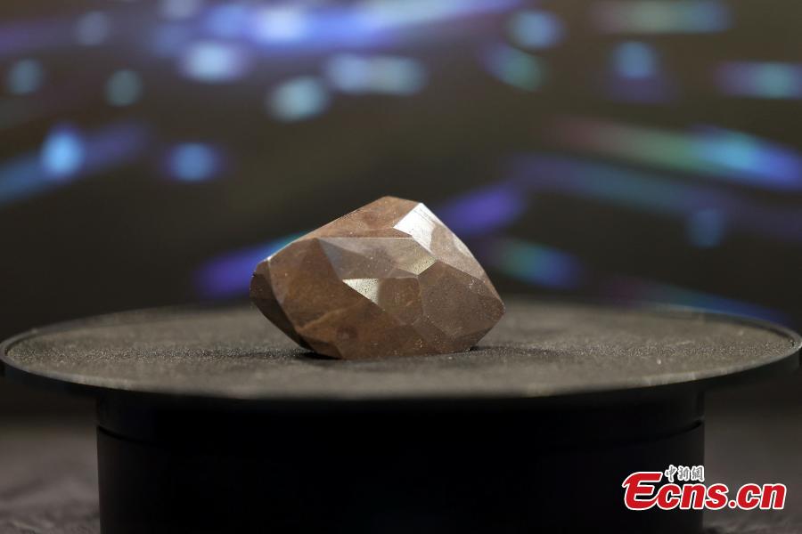 Maior diamante negro lapidado do mundo vendido por 4,3 milhões de dólares