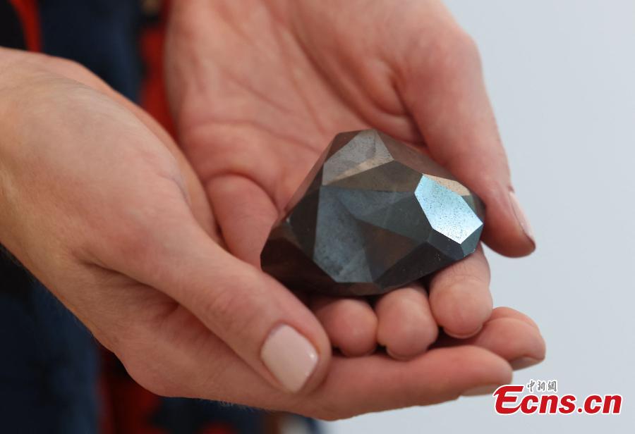 Maior diamante negro lapidado do mundo vendido por 4,3 milhões de dólares