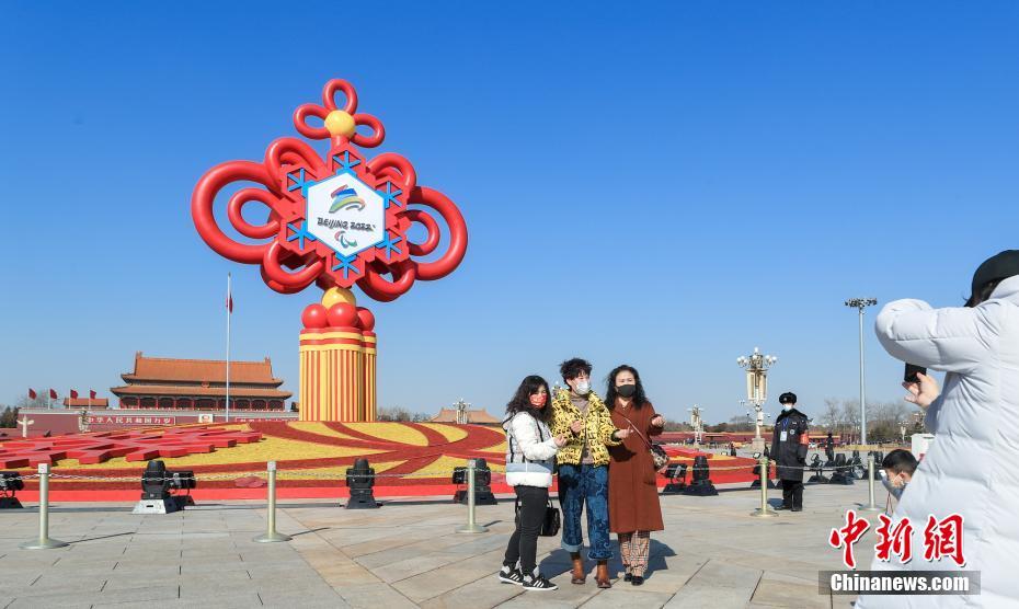 Beijing 2022: emblema dos Jogos Paralímpicos de Inverno é colocado na Praça Tiananmen