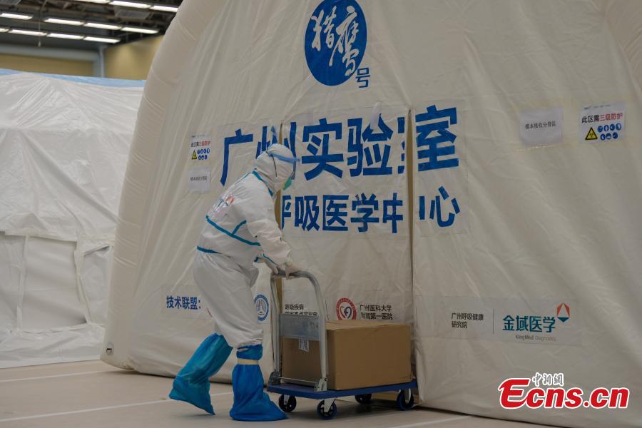 Hong Kong: laboratórios móveis entram em operação para realização de testes em massa de Covid-19