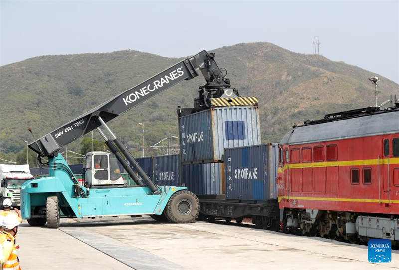 Trem de carga transporta materiais anti-epidemiológicos para Hong Kong