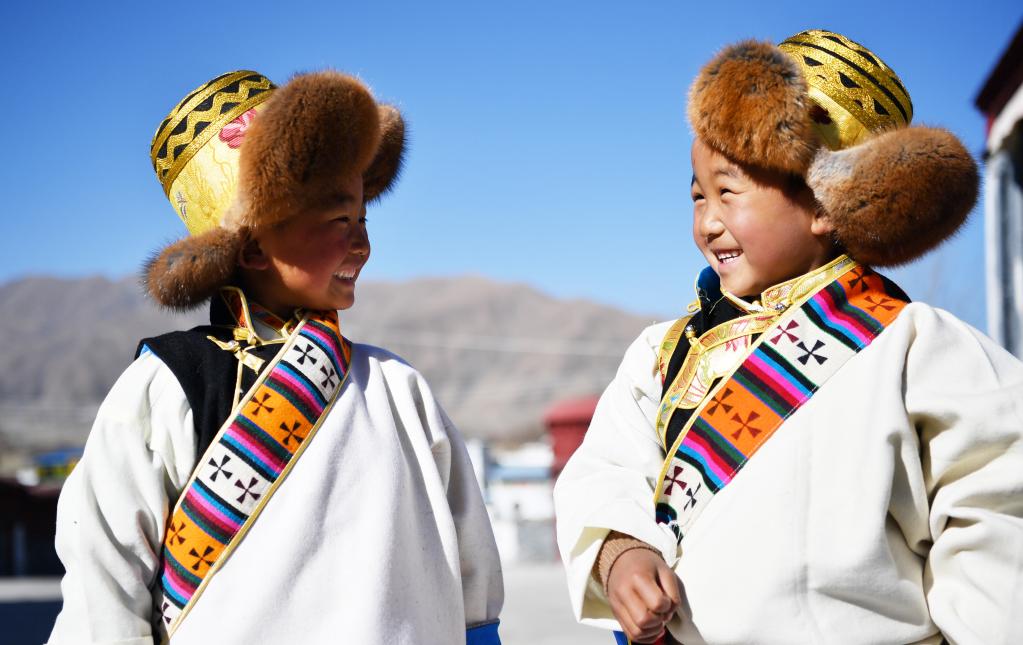 Pessoas celebram o Ano Novo Tibetano no Tibet